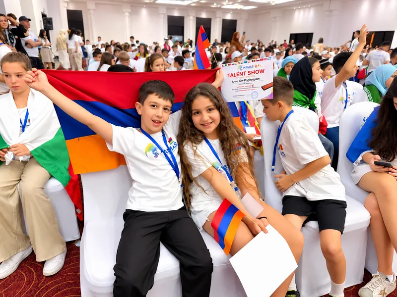 WAMAS-ի շապիկներով երկու ժպտացող երեխա Հայաստանի դրոշով և տաղանդների մրցույթի վկայականով՝ մենթալ թվաբանության միջազգային միջոցառման մասնակիցների շարքում։
